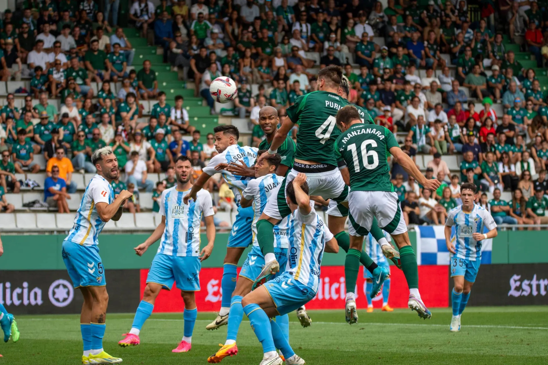 Jauregi se viste de héroe para rescatar al Racing ante un Málaga que se adelantó en dos ocasiones