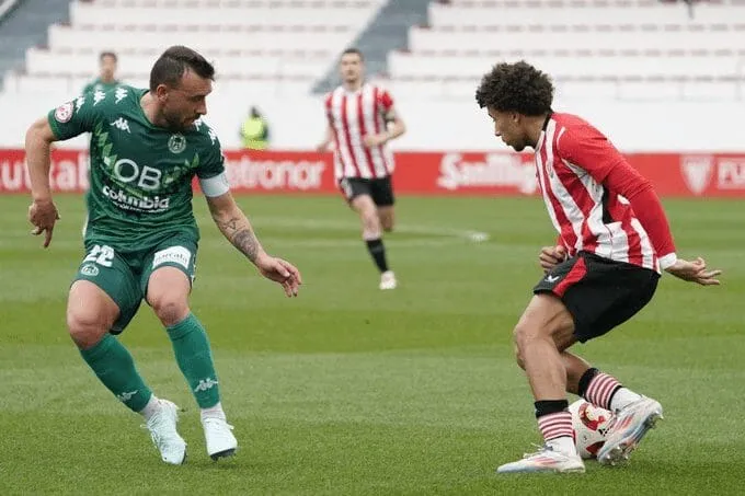"¡Drama en Lezama! El Arenteiro cae en el 89’ y sigue su pesadilla vasca"