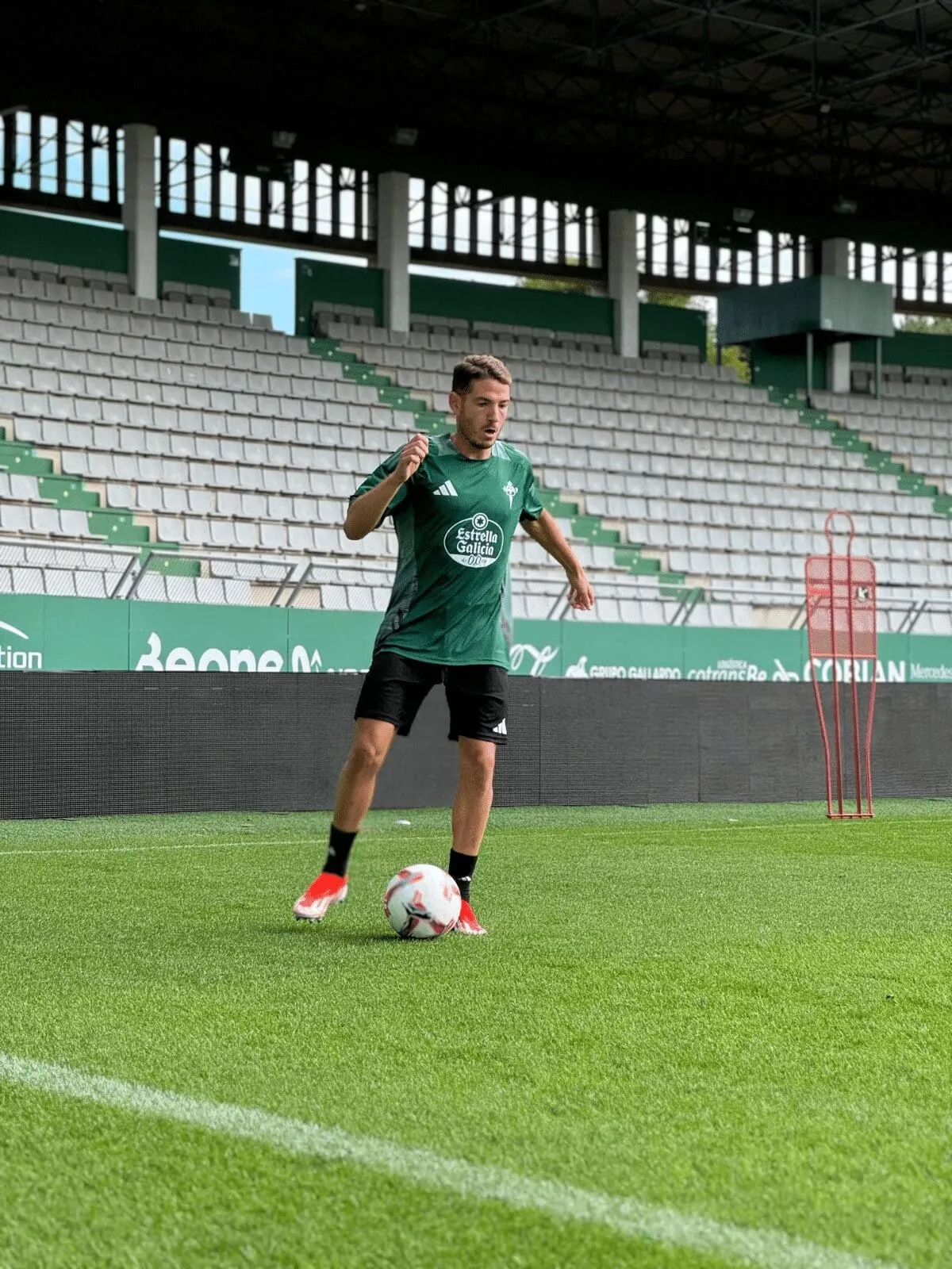 Manu Vallejo en la línea de salida del Racing de Ferrol