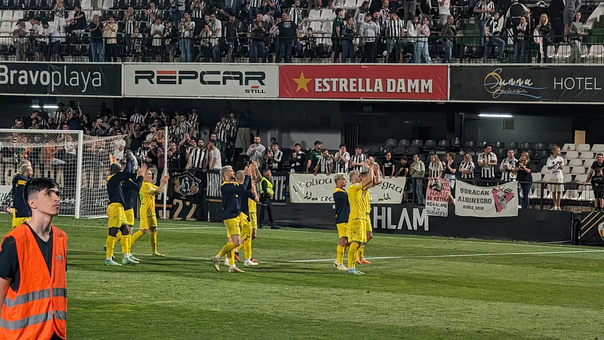 El Deportivo se despide como campeón de la Primera RFEF tras un partido loco en Castellón