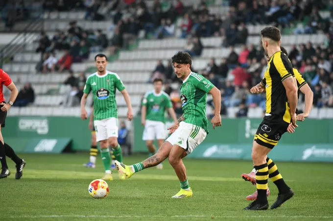 El Racing se deja media vida en A Malata: empate sin gol y playoff en el alambre