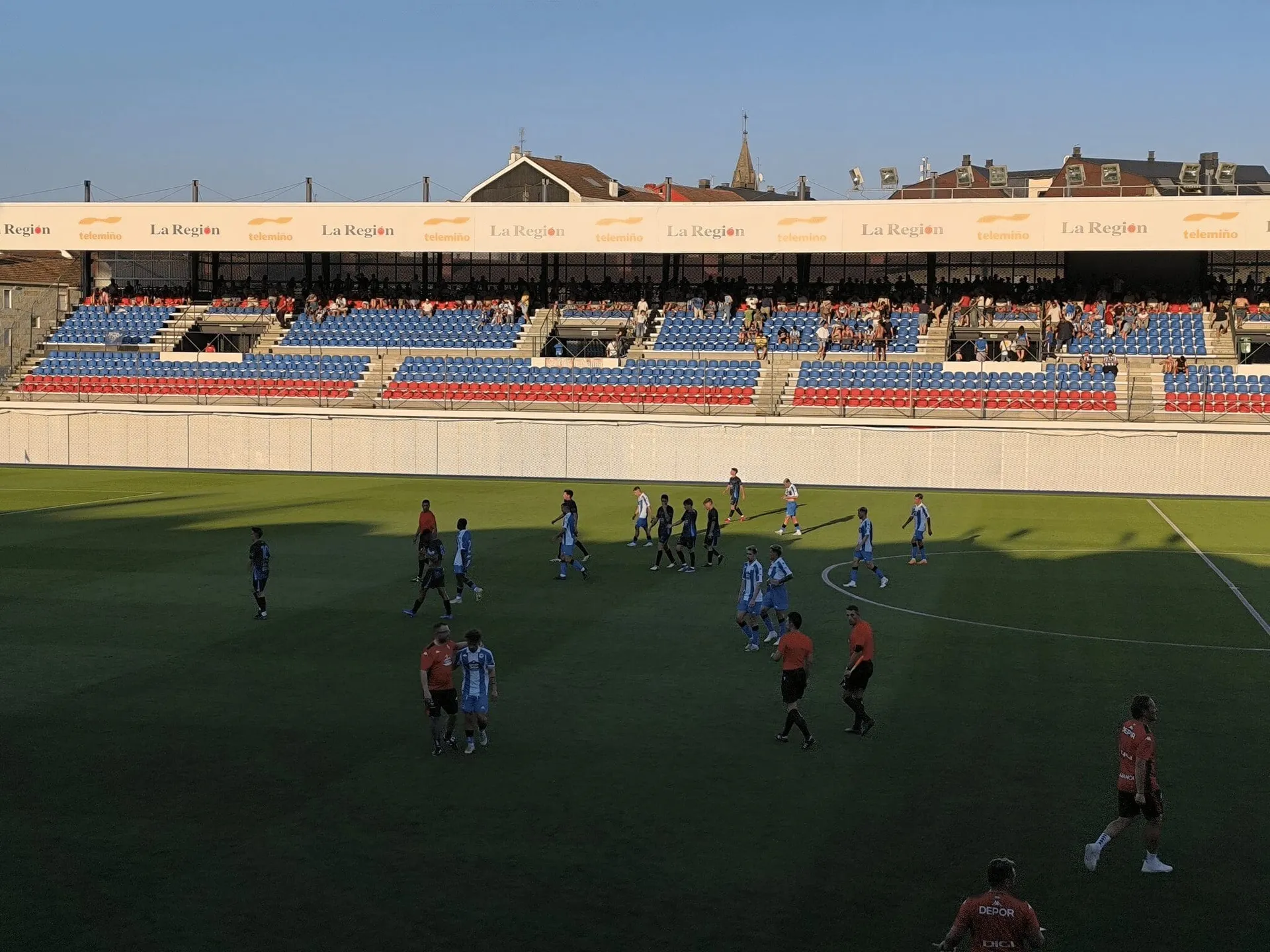 El Deportivo no siente el calor y golea al Ourense CF en O Couto