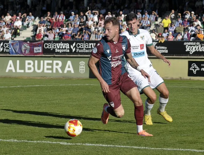 💥 La Gimnástica Segoviana frena al Coruxo en La Albuera (2-0)