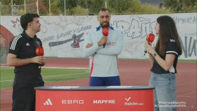 💥 Borja Iglesias, empapado de emoción: “¡Me llamaron con la cabeza llena de jabón!” 🇪🇸🧼
