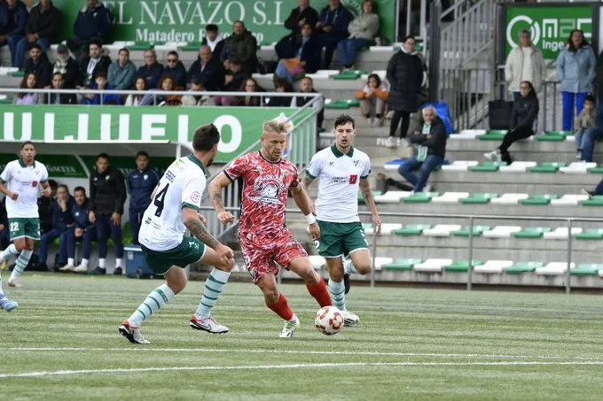 Coruxo respira en Guijuelo: victoria clave (0-2) y permanencia asegurada en Segunda Federación