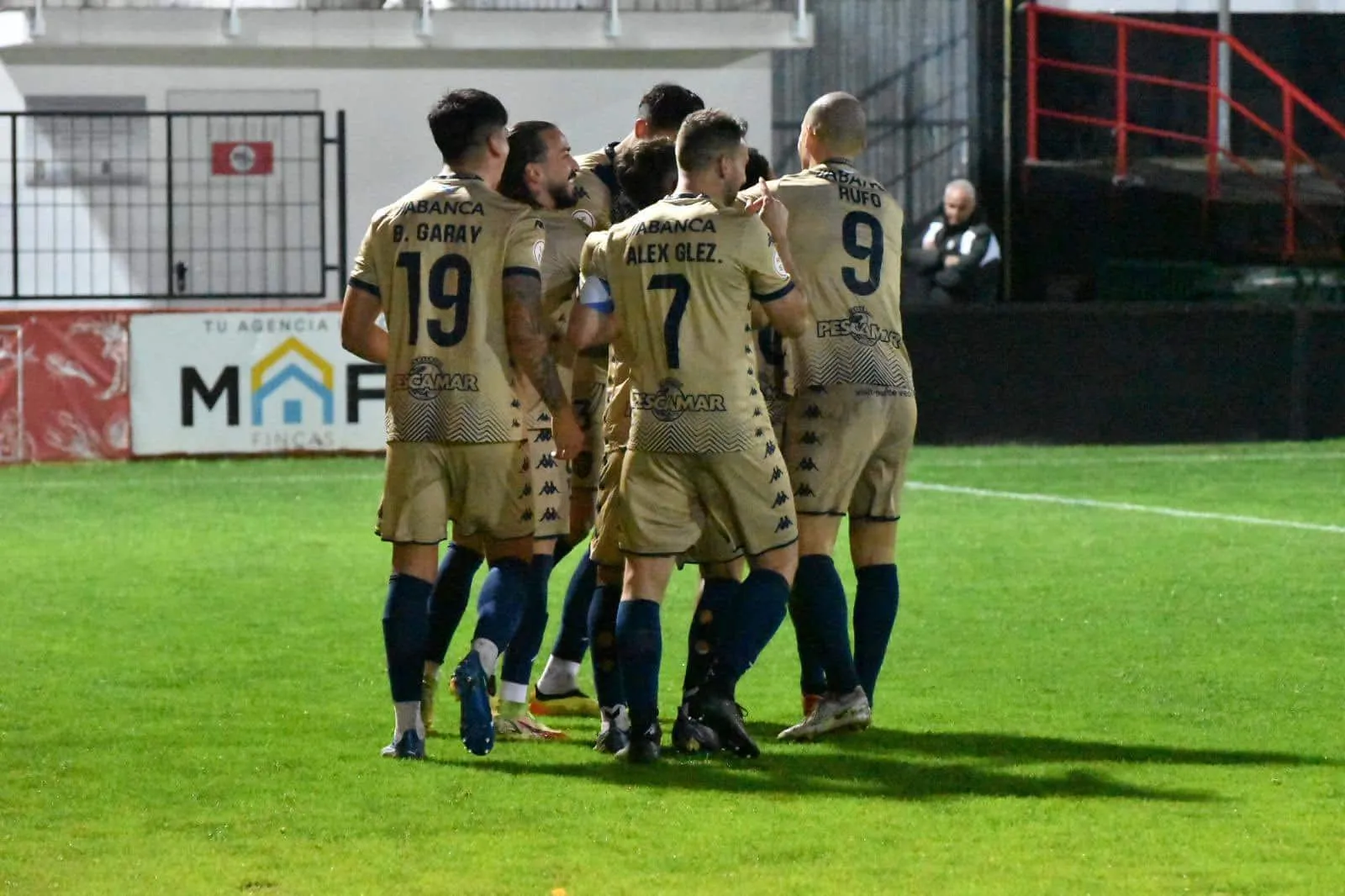 El Pontevedra cumple en Laredo y mantiene el liderato (0-3)