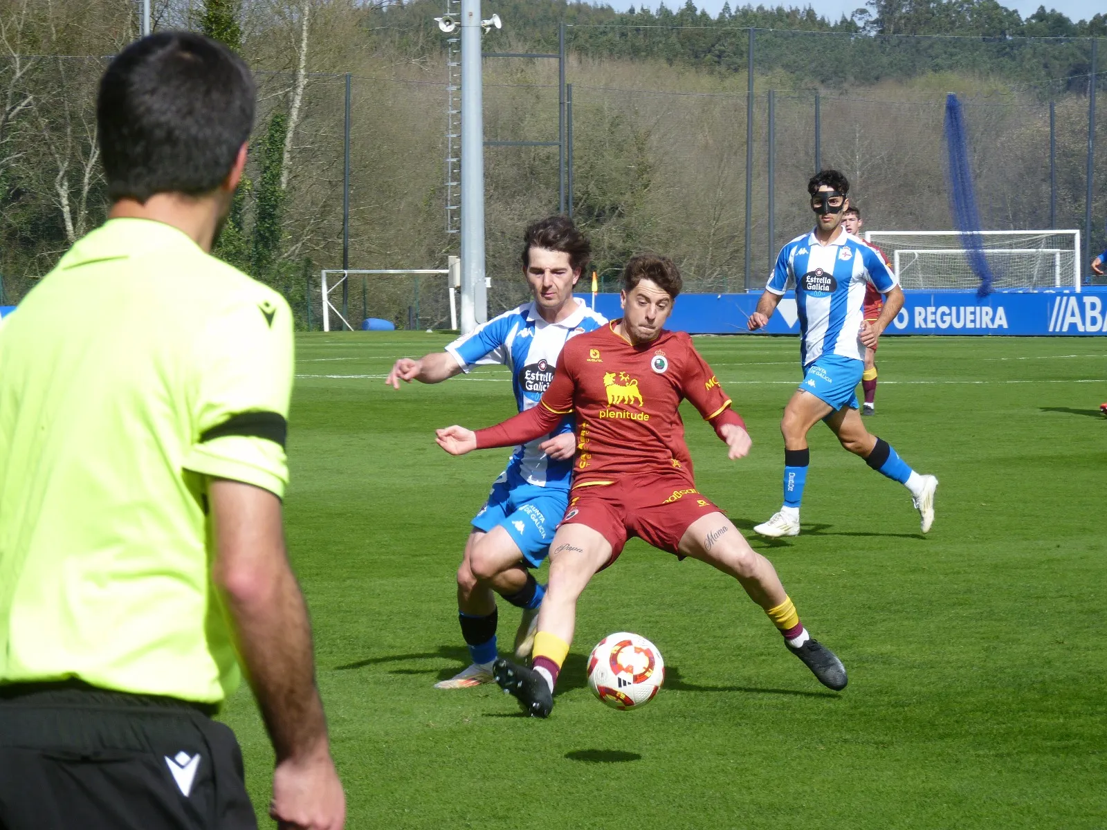 El árbitro expulsa a dos locales y el Fabril cae por 0-1 ante el Rayo Cantabria