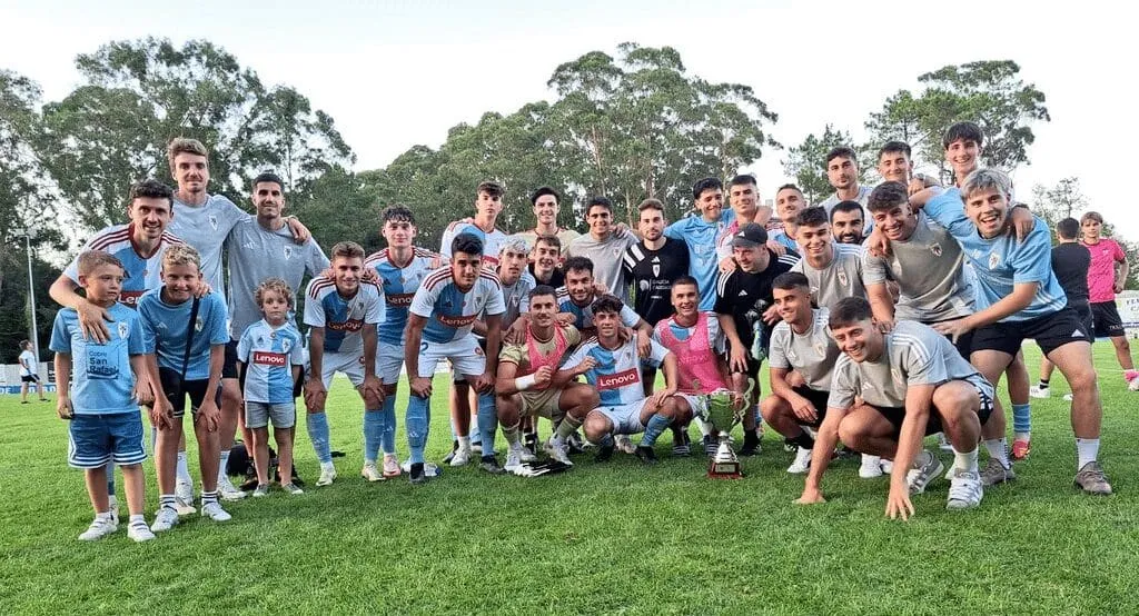 Victoria agónica del Compostela en los penaltis frente al Boiro