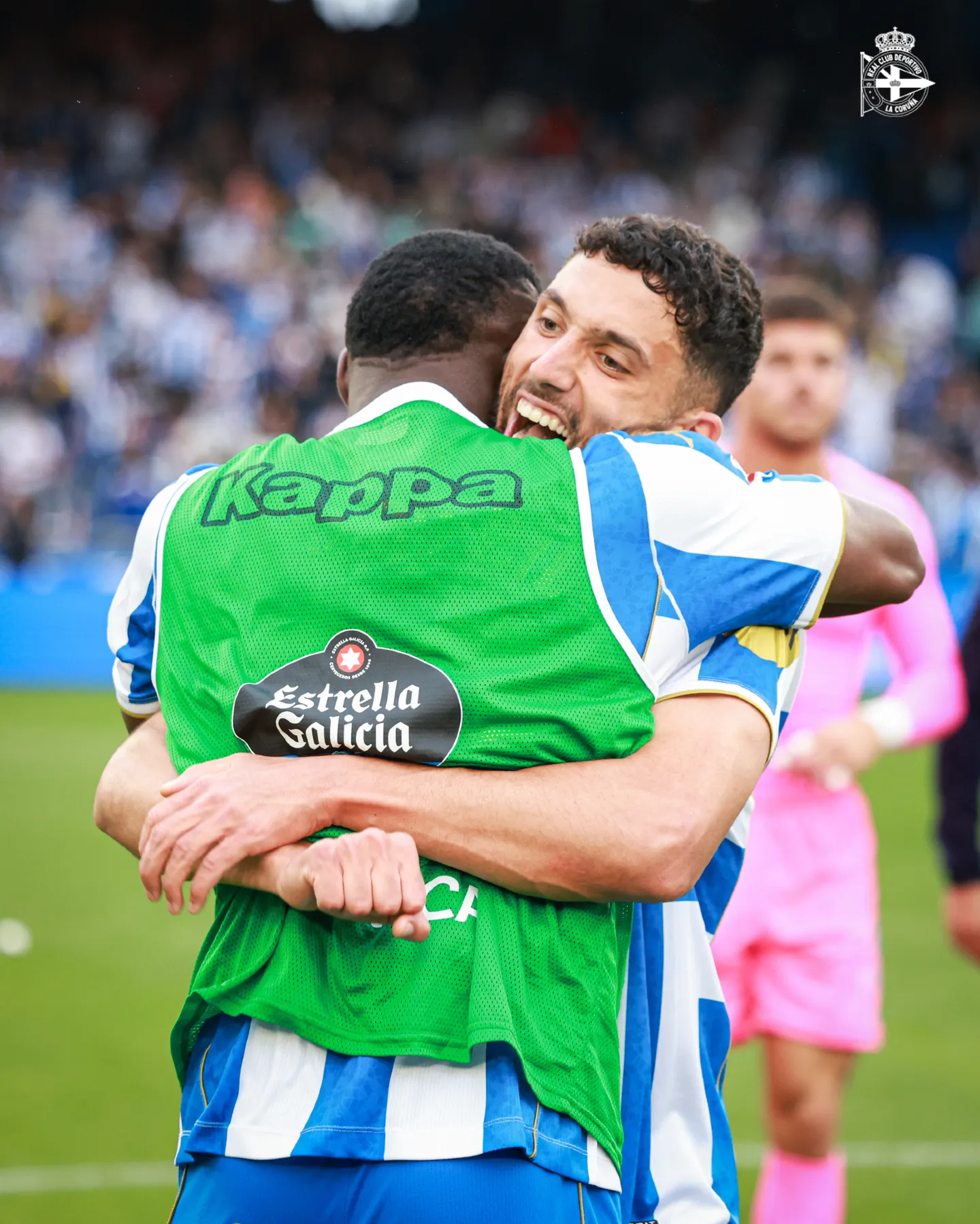 El Dépor se rebela contra todo y mantiene el pulso por el ascenso con una noche de fe en Riazor