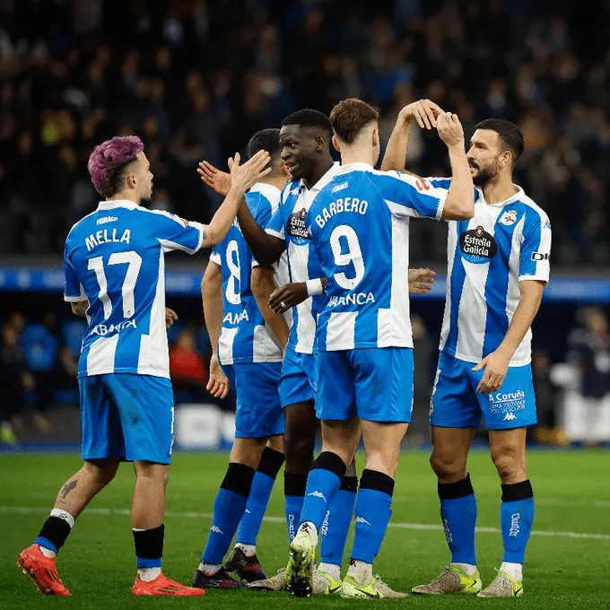 “¡Operación Riazor! El Dépor al borde del colapso contractual: 30 jugadores y solo 25 fichas disponibles”
