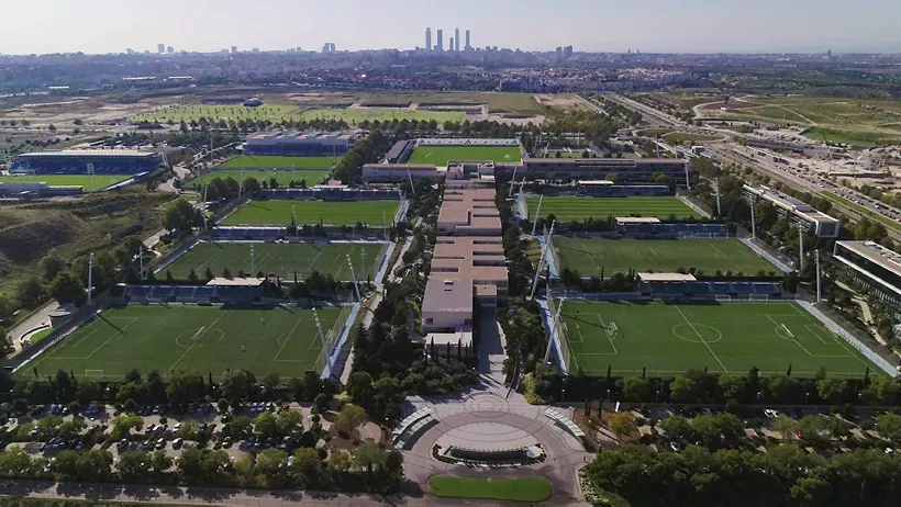 🚨 Indignación verde: el Racing jugará en un campo “invisible” ante el Castilla