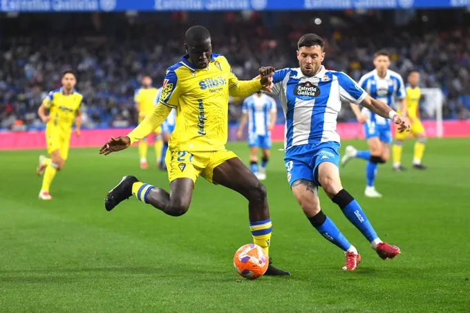 El Deportivo golpea al Cádiz y se coloca a seis puntos del playoff