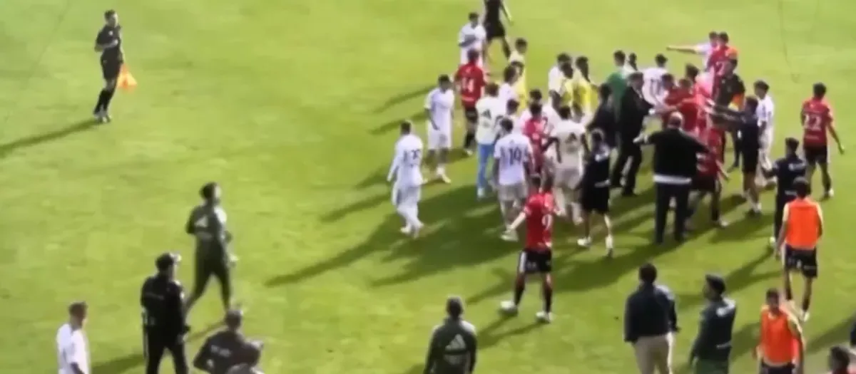 👉 Así fue el minuto de locura 😱 que acabó con tangana 🤜🤛, agresión 🚨 y tres expulsados 🟥 del Castilla ⚪️