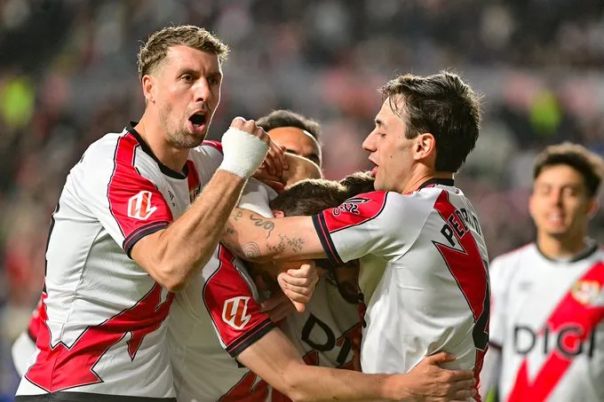 El Rayo se dispara en Vallecas y deja al Oviedo contra las cuerdas en LaLiga