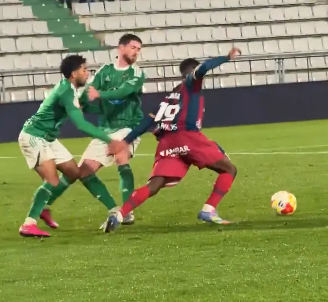 ⚽️ El Racing se despide de la Copa con más corazón que acierto (0-2) 👋💚