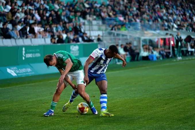 El Racing evita el KO en A Malata pero sigue en deuda antes del derbi (2-2)