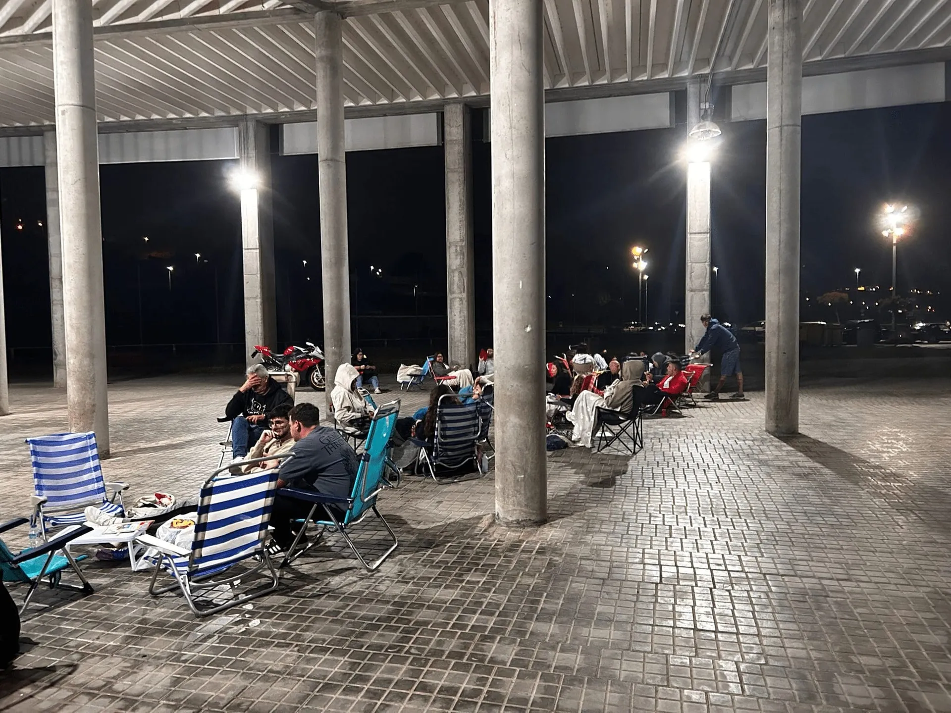 Aficionados del Racing de Ferrol hacen noche en A Malata para conseguir un abono
