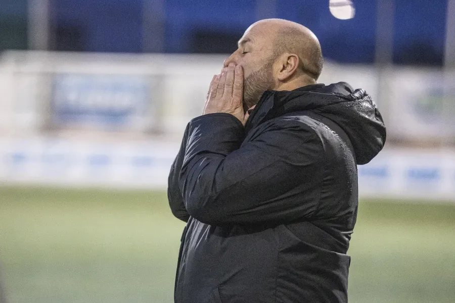 Jose Luis Lemos, entrenador del Arosa, sobrevive a un vuelco en A Coruña