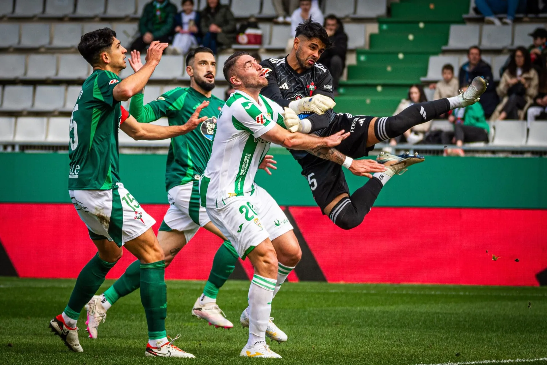 Desesperación en Ferrol: el Racing se deja los puntos en el último suspiro y la permanencia se aleja más y más