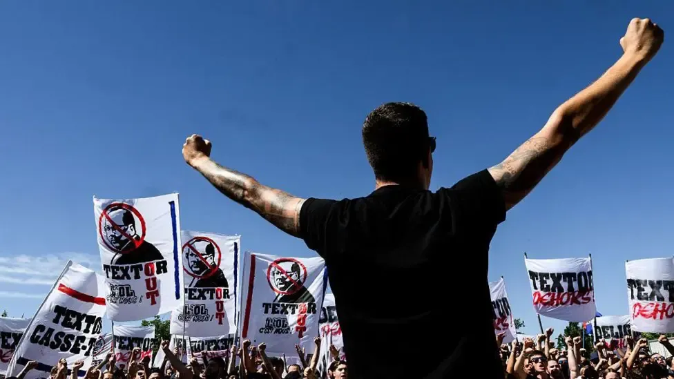 Aficionados del Lyon protestan contra la propiedad de Textor