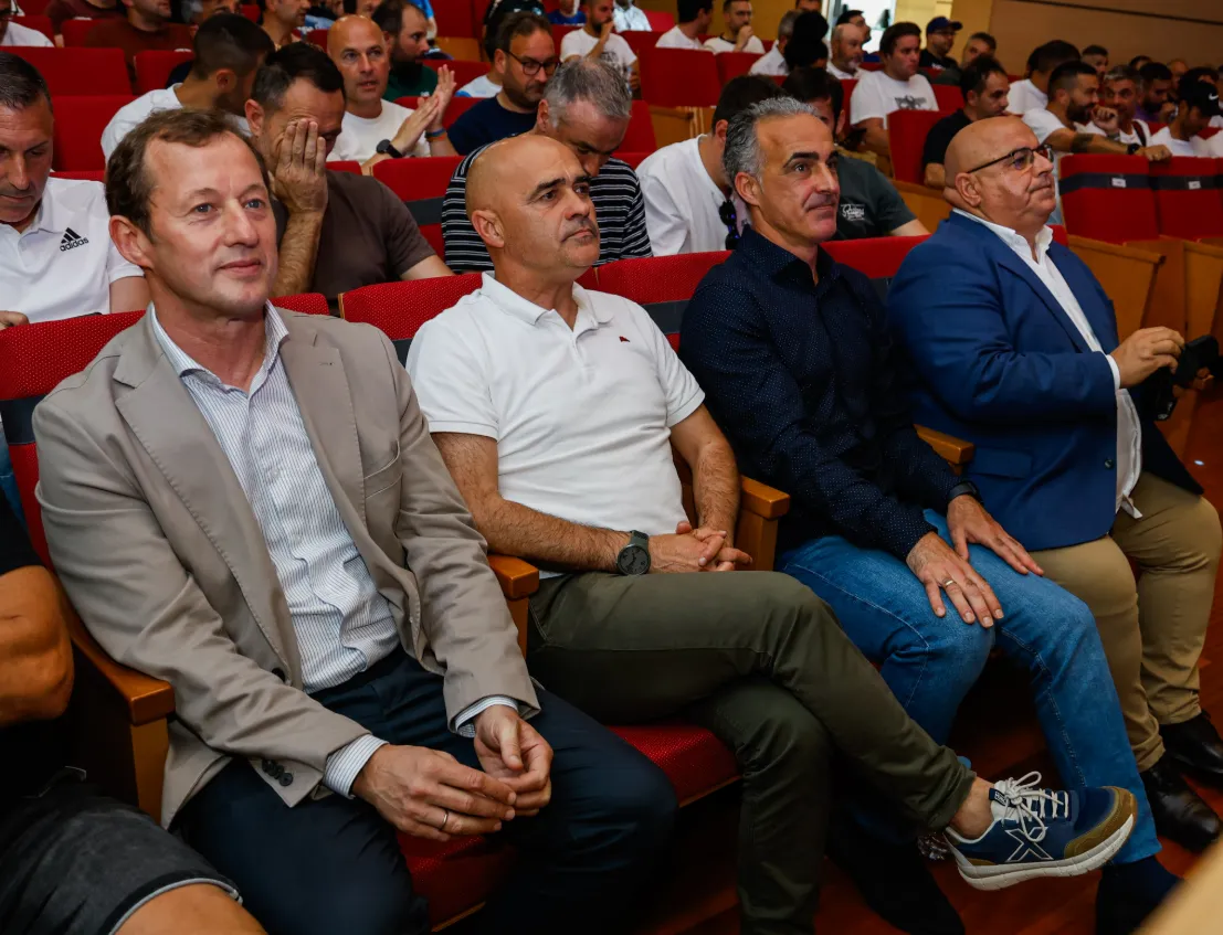 🚨 Cumbre gallega del banquillo: Pablo López y Óscar Gilsanz imparten una masterclass en Vimianzo ⚽🔥