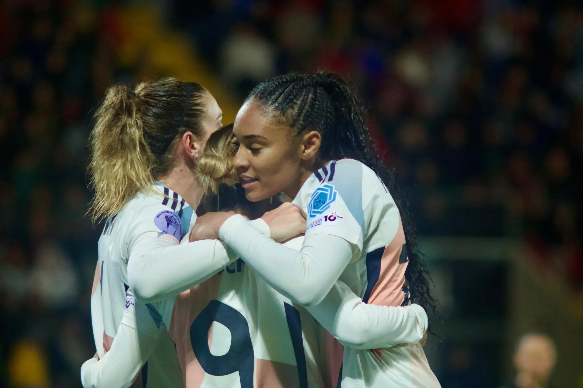 España gana sin brillo pero con pegada en Portugal: 2-4 y esperanza intacta