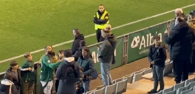 Tensión en A Malata: Bebé se encara con un aficionado tras recibir insultos durante el Racing de Ferrol-Levante (VIDEO)