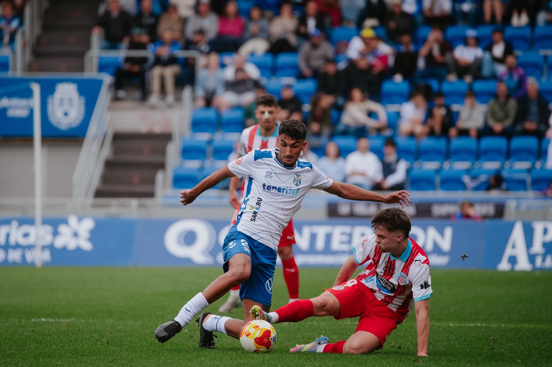 El Lugo resiste en Tenerife y arranca un punto de oro en un partido caliente con VAR y polémica