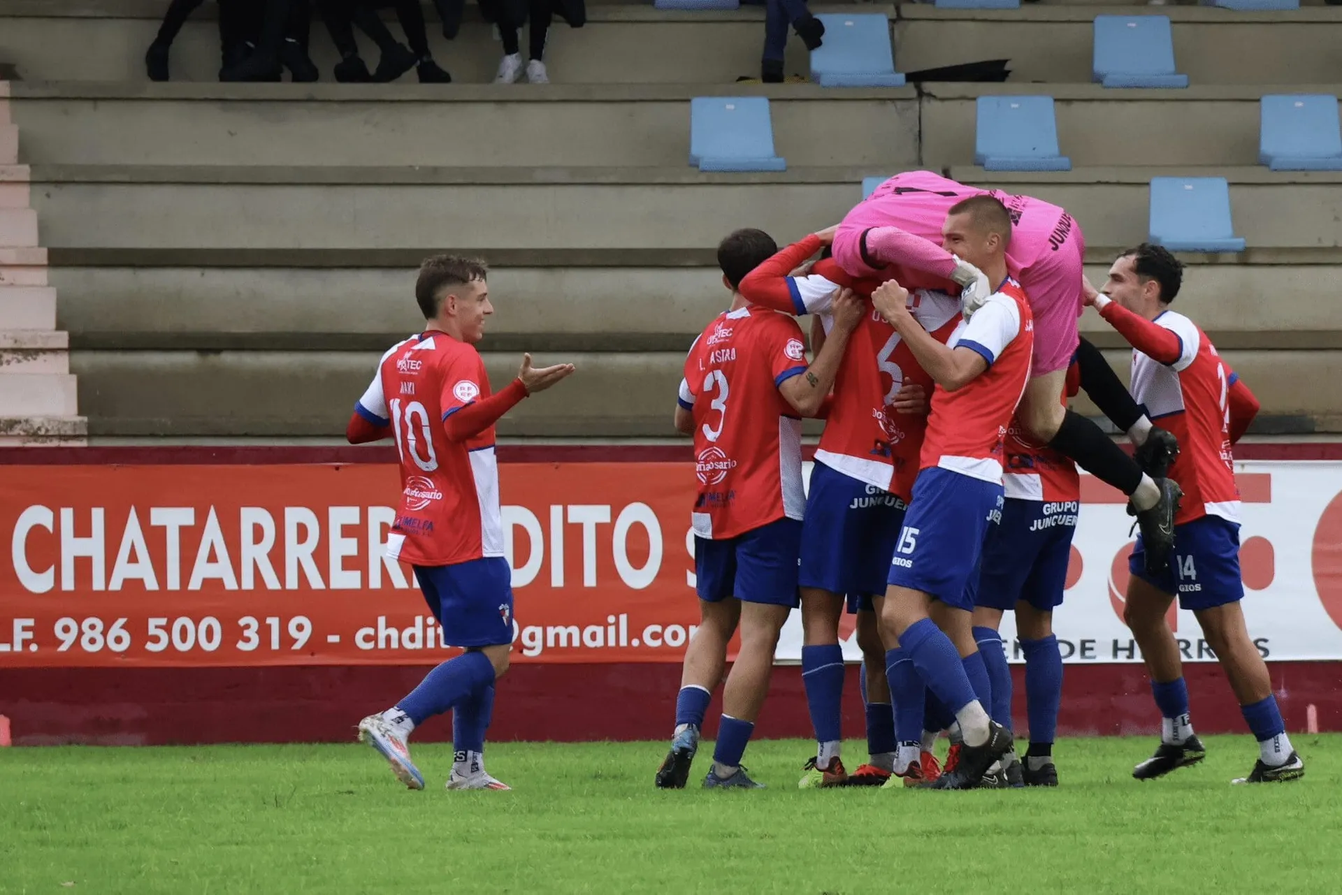 El Arosa impone su ley en A Lomba con un contundente 3-0 ante el Polvorín