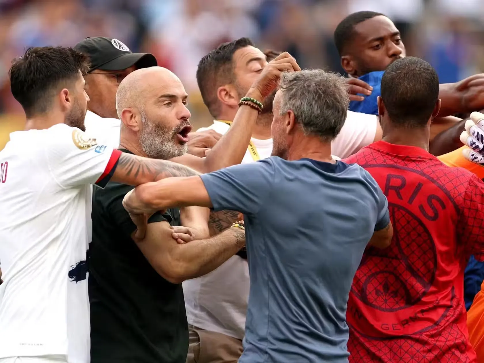 🔥 Luis Enrique envuelto en una TANGANA😡👊💥: “¡Fui a separar y cuando me acerco hay empujones por parte de mucha gente y se da la confusión"