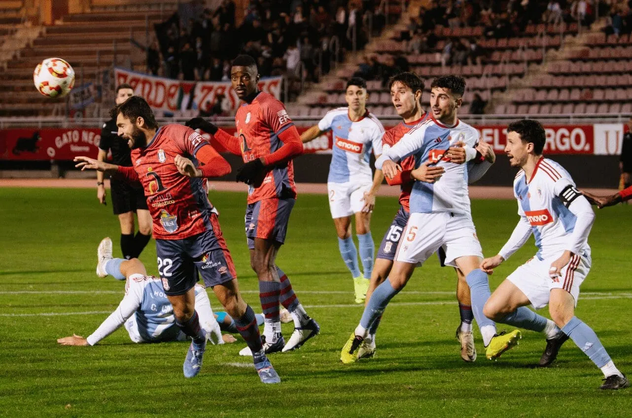 El Compostela sumó un punto ante un Ávila, que dispuso de las mejores ocasiones