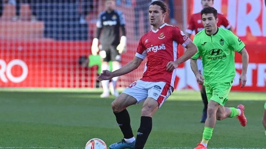 ¡Refuerzo de lujo! Francesc Fullana se une al Ourense CF para liderar el centro del campo azulón