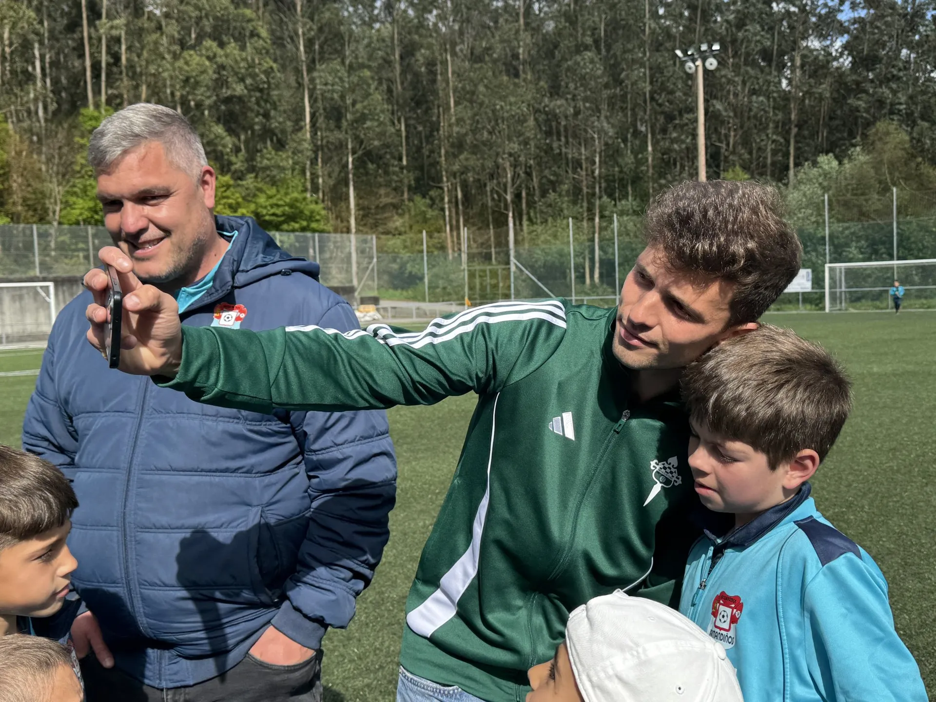 El Racing Club Ferrol llena de ilusión San Sadurniño en su visita a la EF Irmandiños