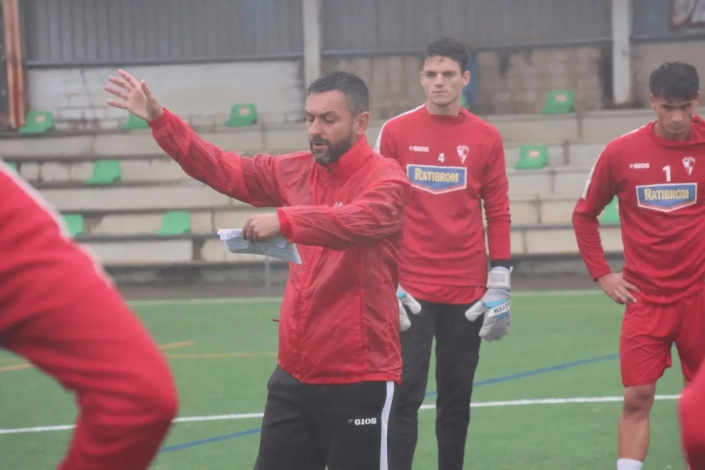 Míchel Alonso se despide del Arosa SC con el equipo en puestos de play-off