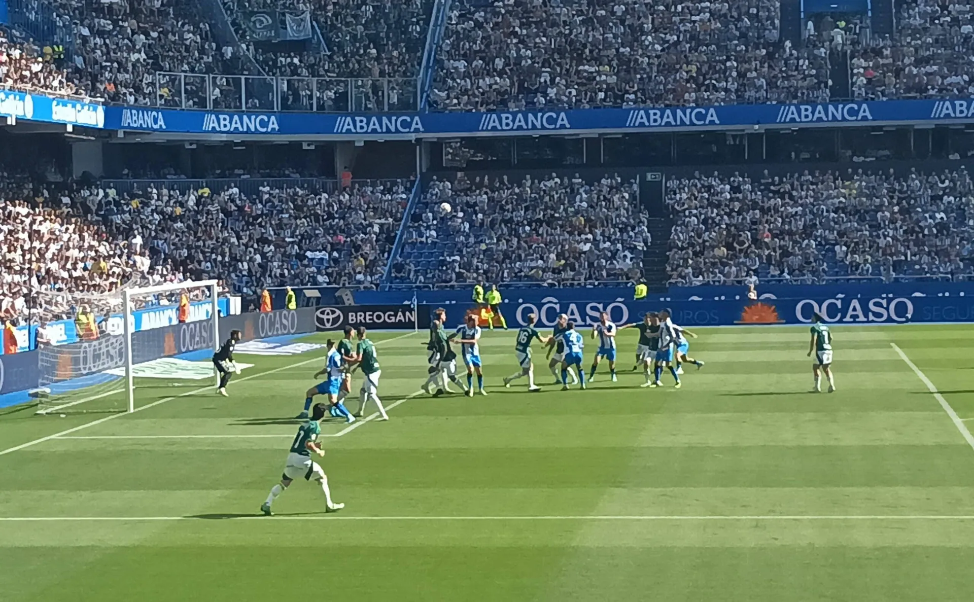 Peke hace grande al Deportivo y suma la primera victoria a costa de un Racing que sigue sin ganar