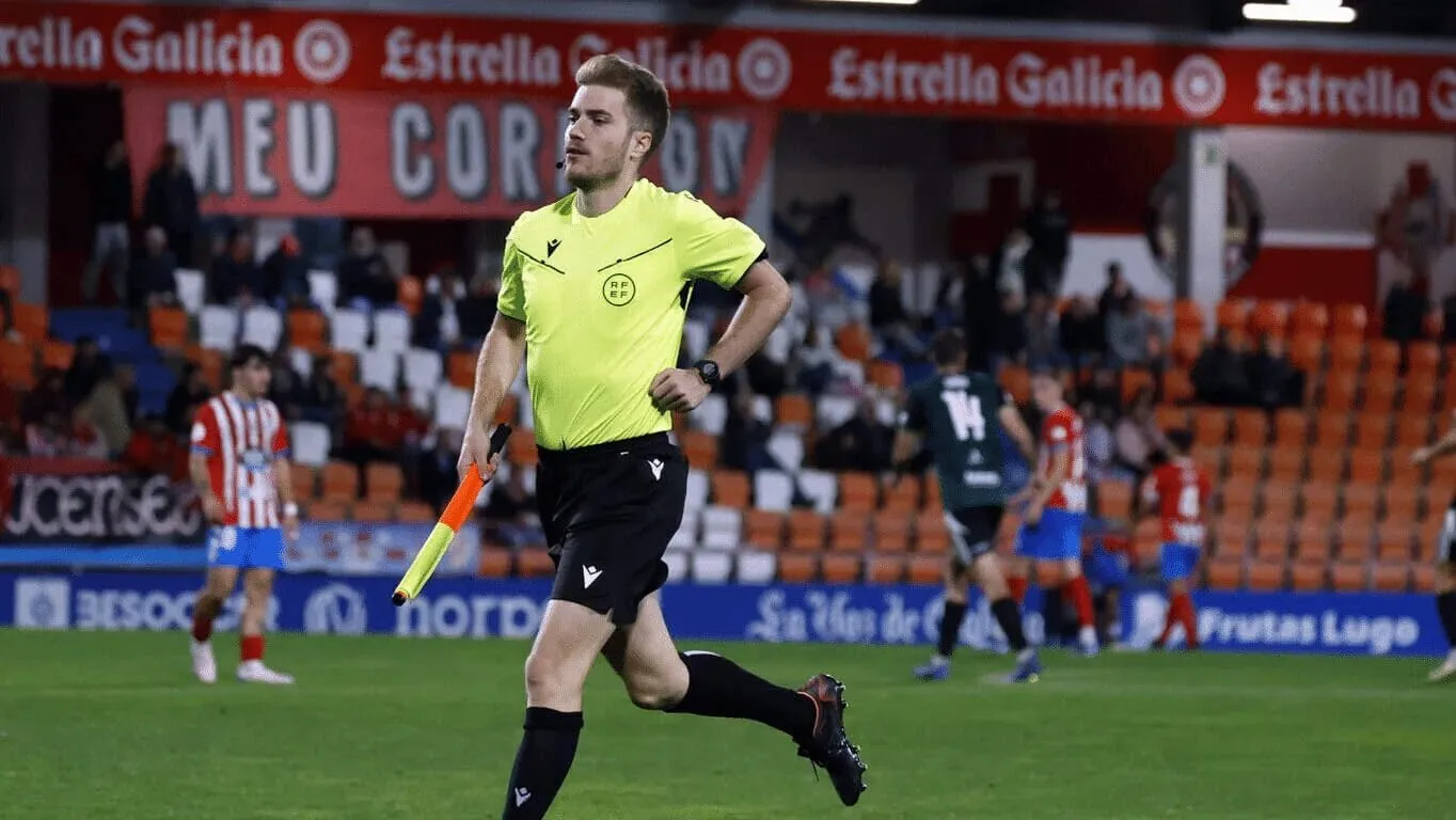 López Fernández, que arbitra por primera vez al Pontevedra, sale a más de 6 tarjetas por encuentro