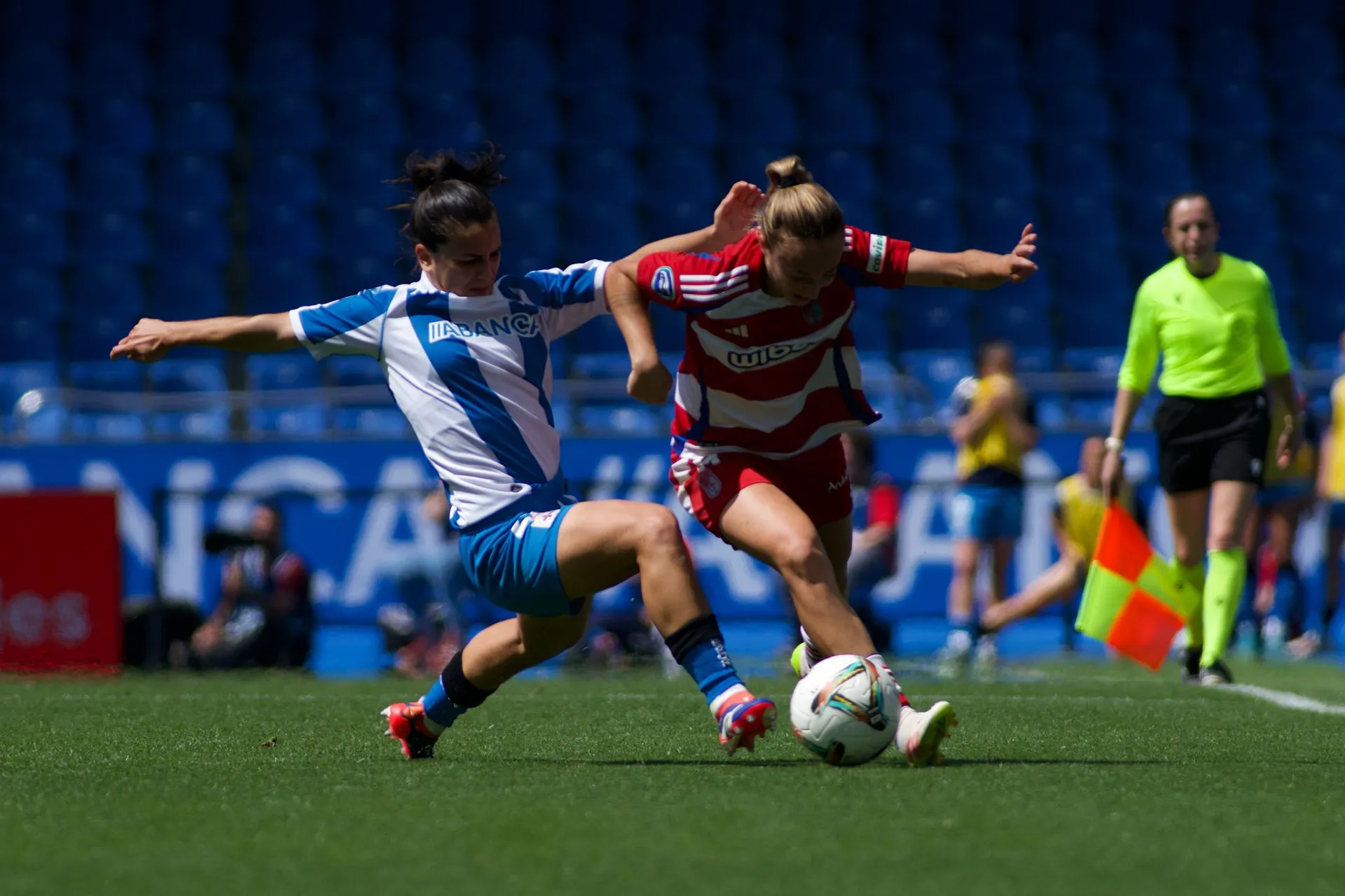 El repliegue condena al Deportivo ante el Granada (1-2)