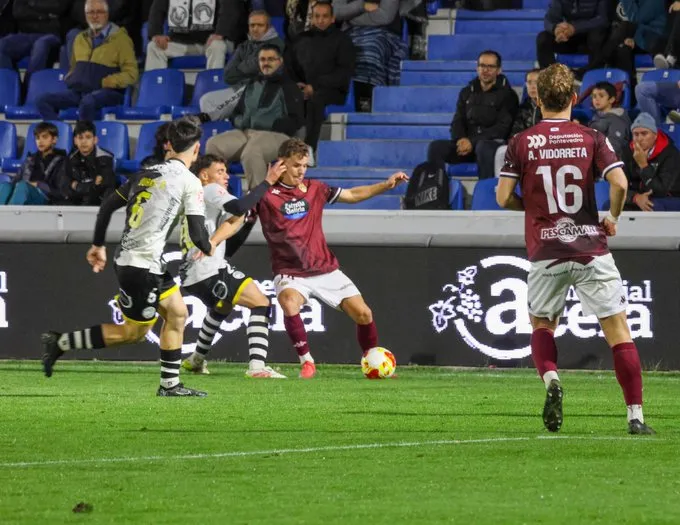 💔 El destino castiga al Pontevedra: un gol cruel en el 88’ frena su victoria en Salamanca
