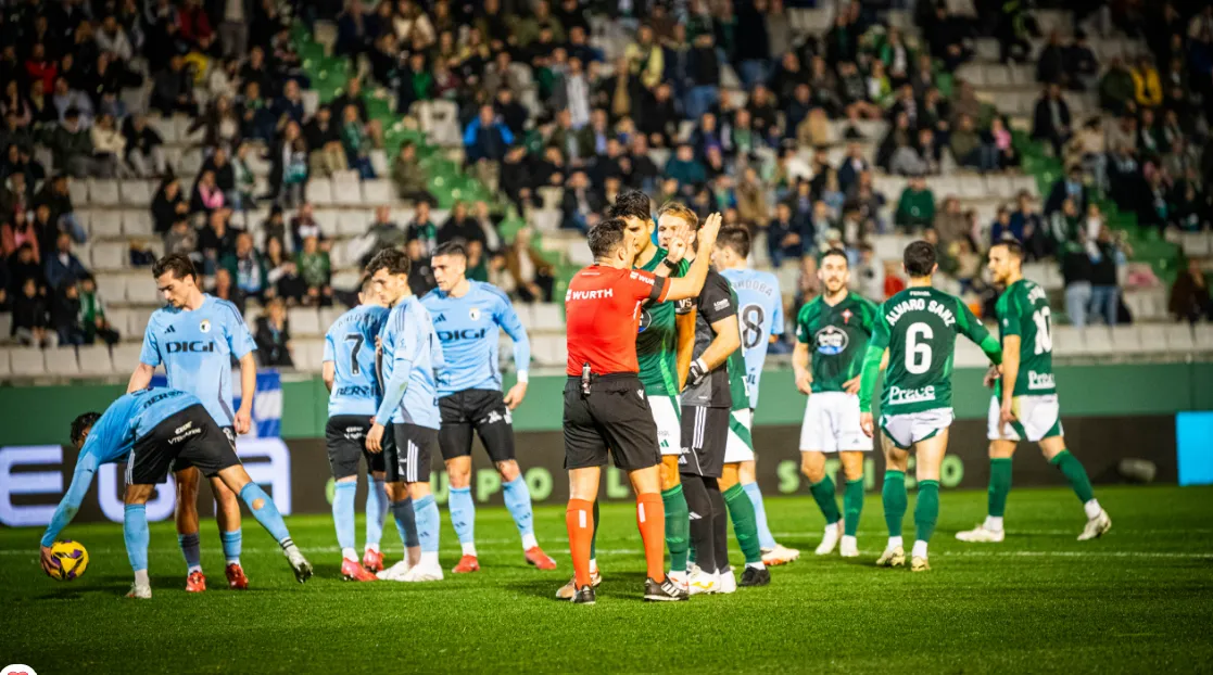 El Racing de Ferrol, con el agua al cuello, busca asaltar Los Cármenes y mantener viva la esperanza de la permanencia