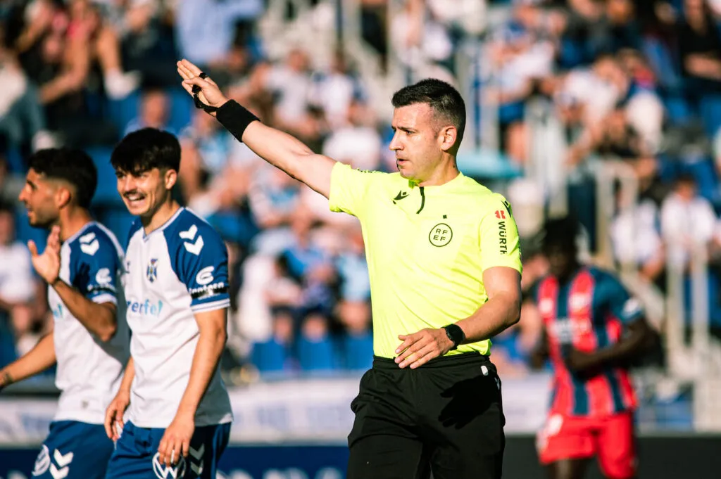 🚨 ¡Todos los ojos sobre Germán Cid! El árbitro segoviano dirigirá el Las Palmas – Real Sociedad 🔥