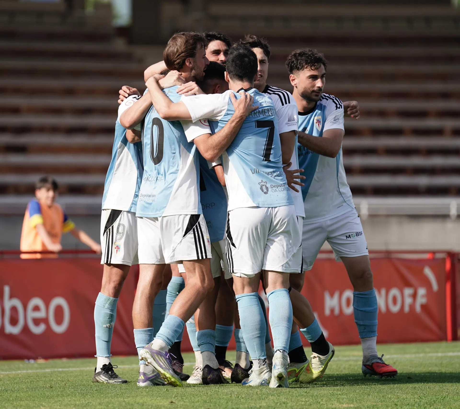 El Compos golpea primero y deja al Badalona contra las cuerdas con un 3-0 de categoría