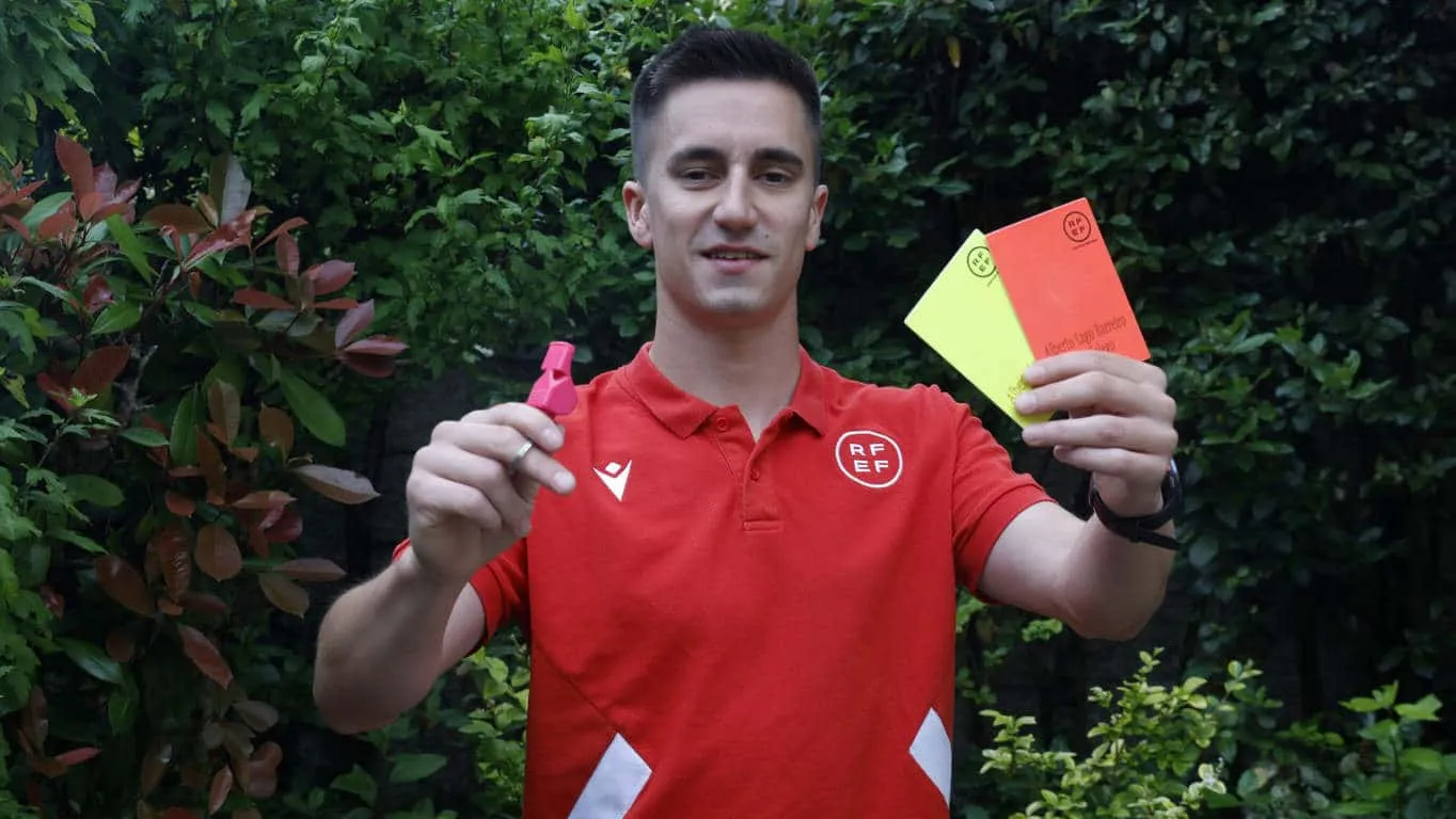 Lago Barreiro arbitra su primer derbi gallego en 2ª RFEF