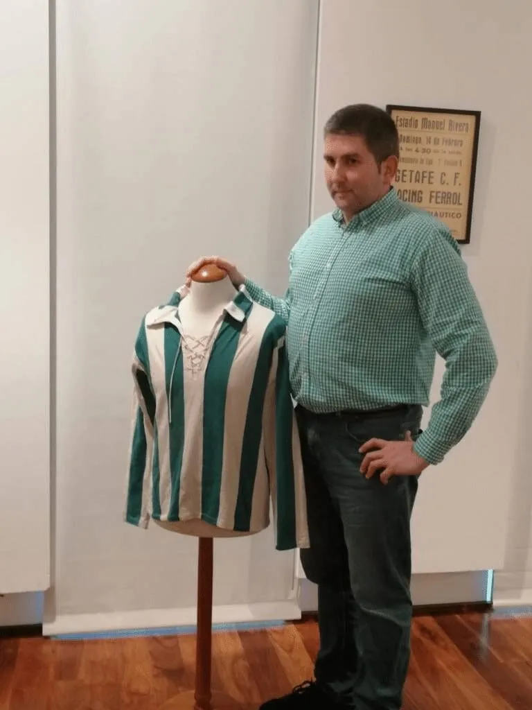 El Racing despierta nostalgia en Ferrol: Fran Serantes muestra el patrimonio del Racing de Ferrol y llama a la solidaridad