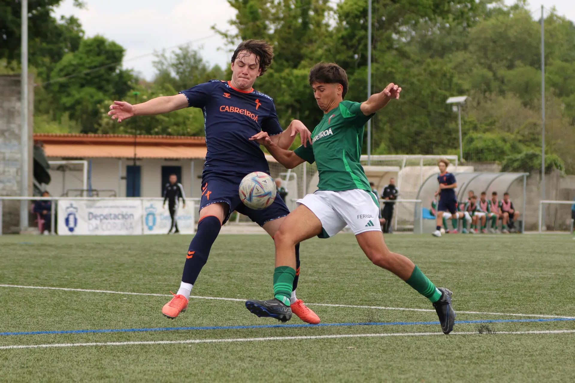 El Racing de Ferrol doblega al Celta B y acaricia el ascenso