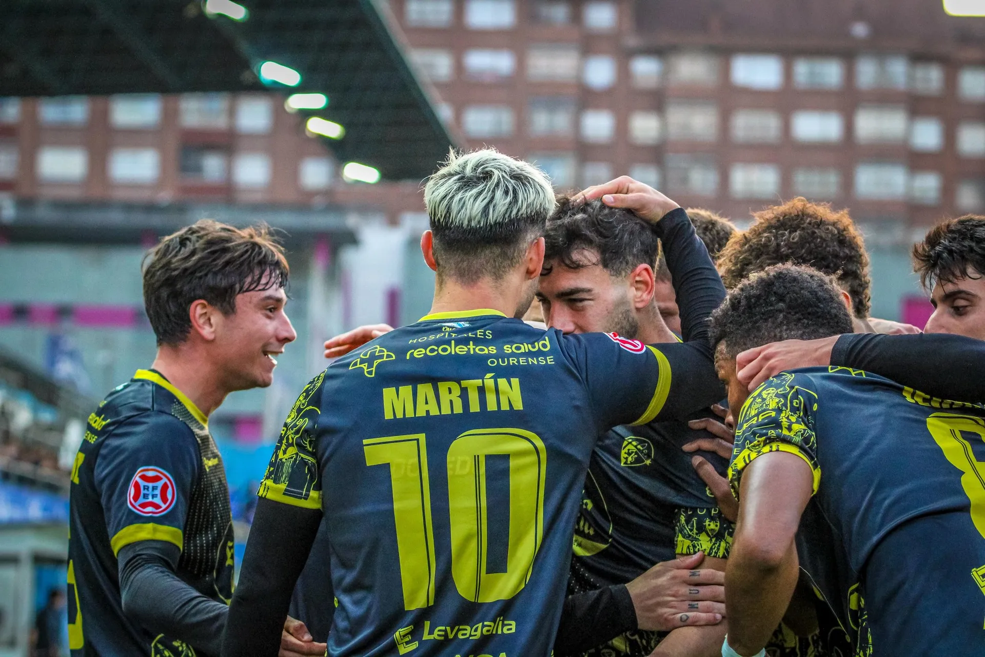 El Ourense CF se agarra a una carambola imposible para evitar el descenso ante el Tenerife