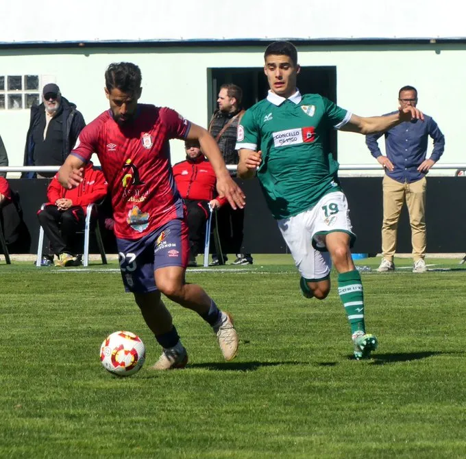El Coruxo se ahoga sin gol: derrota mínima ante el Ávila pese a su dominio