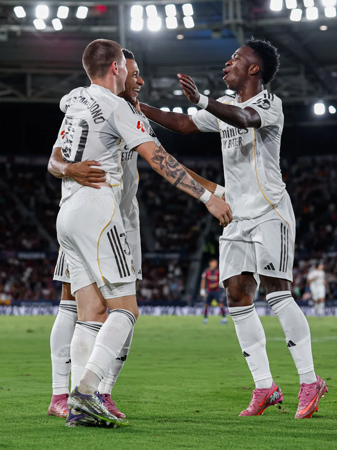 🔥 Vinicius resucita y Mbappé dinamita Valencia: ¡el Madrid aplasta al Levante! ⚡️⚽