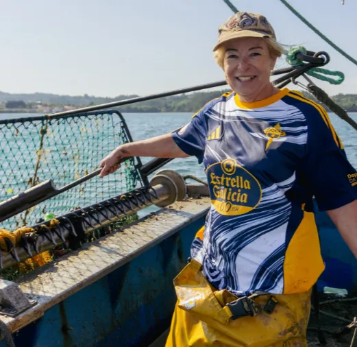 ⚓ El Racing de Ferrol deslumbra con una tercera equipación que rinde homenaje al mar y sus heroínas 🌊💛💙