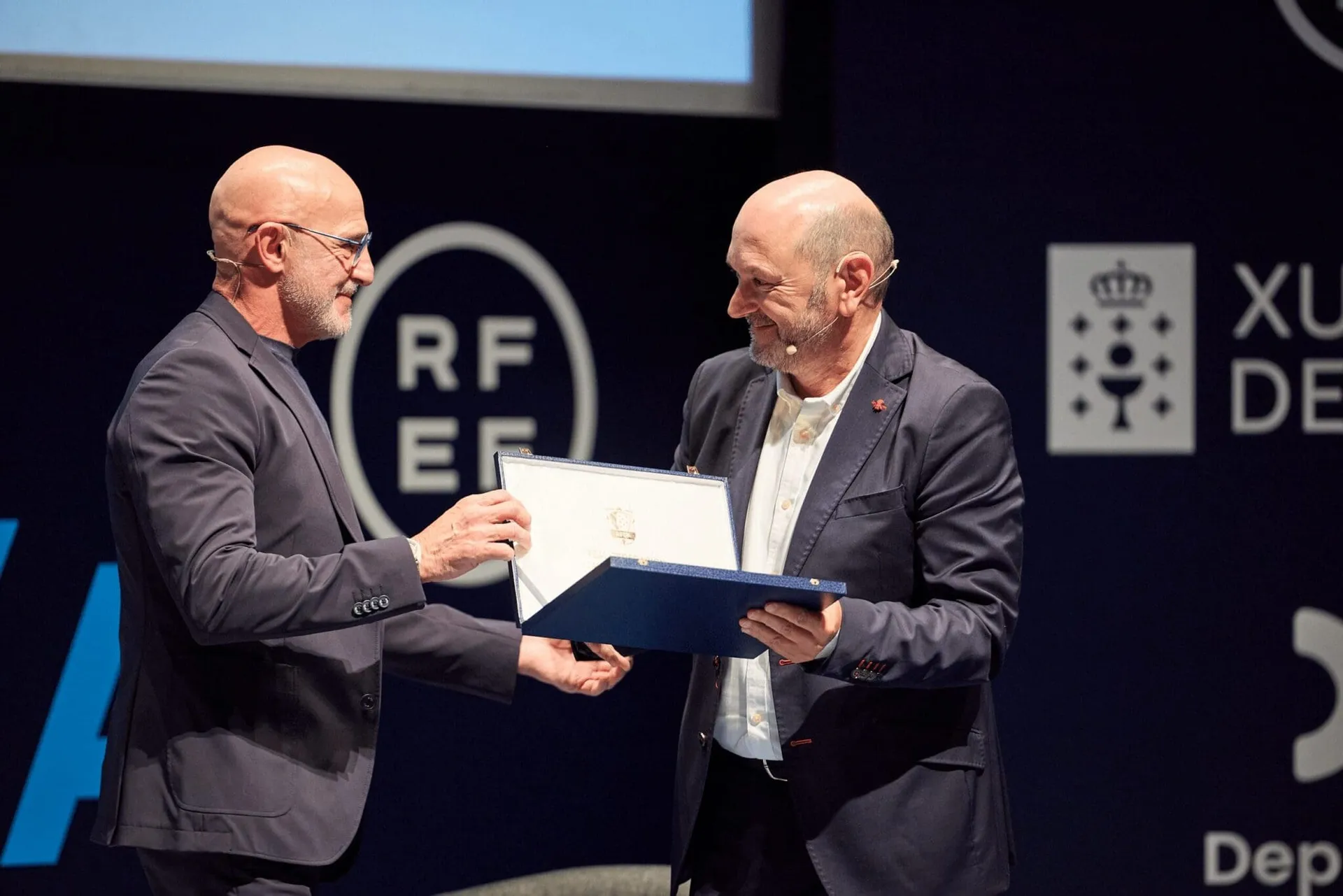 Luis de la Fuente y Santi Denia Reciben la Medalla de Oro en un Emotivo "Día del Entrenador"