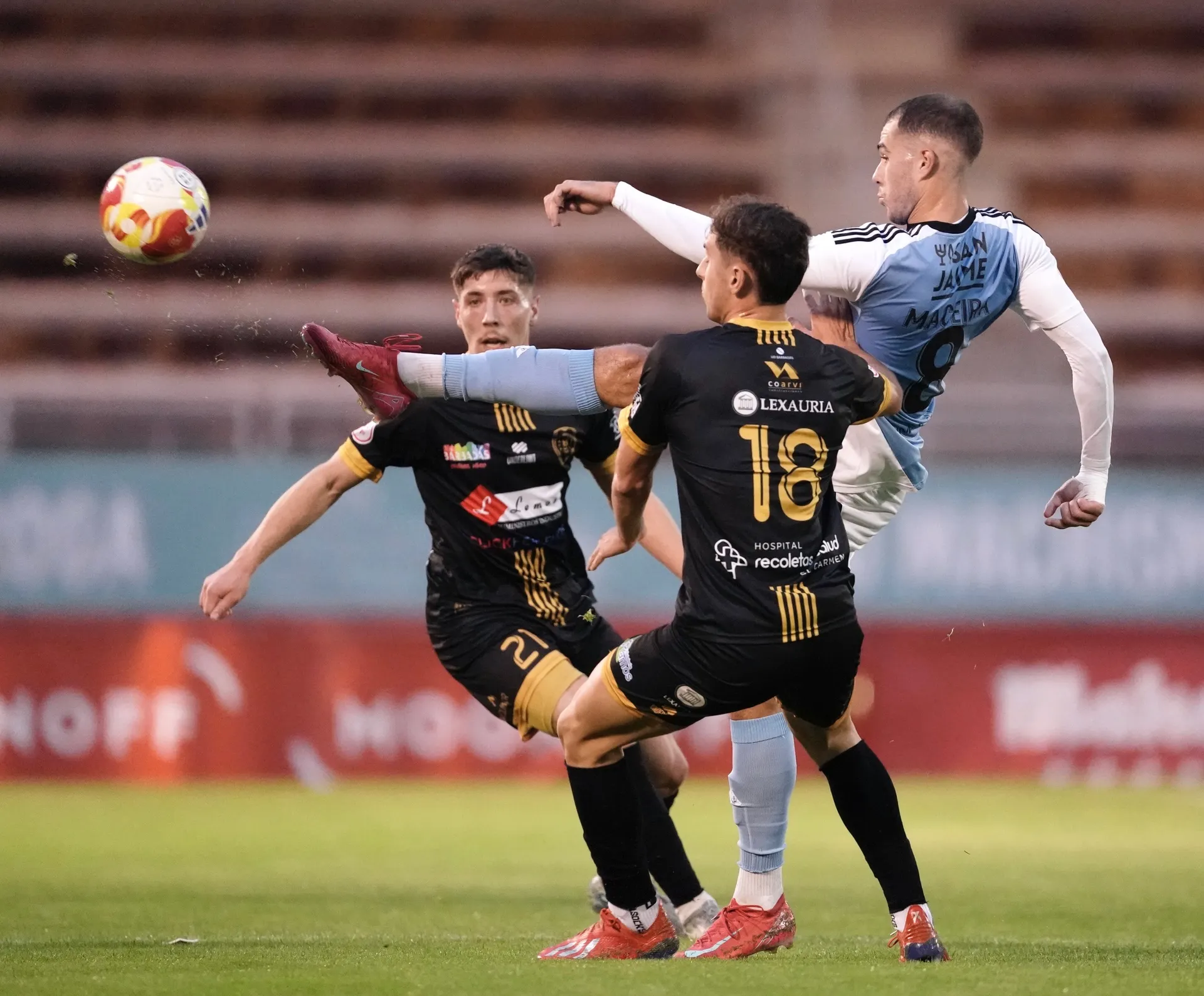 ⚽ El Compos tropieza en San Lázaro pero mantiene el liderato (1-1) 🔵⚪
